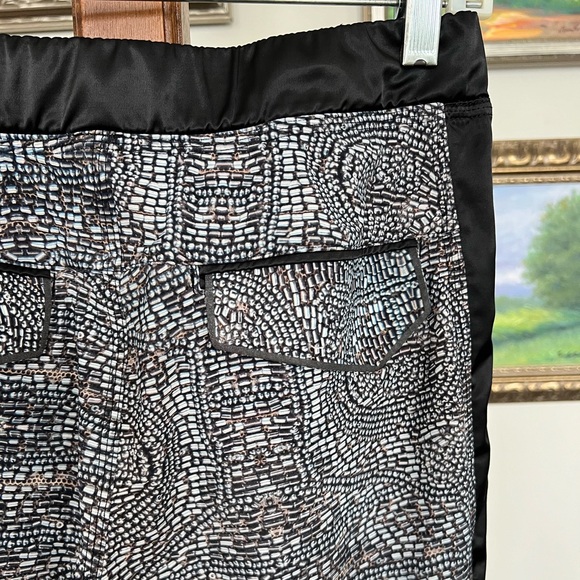 Lululemon Rise and Shine Trousers in Bead Envy Silver Spoon Multi/Black - Picture 13 of 15